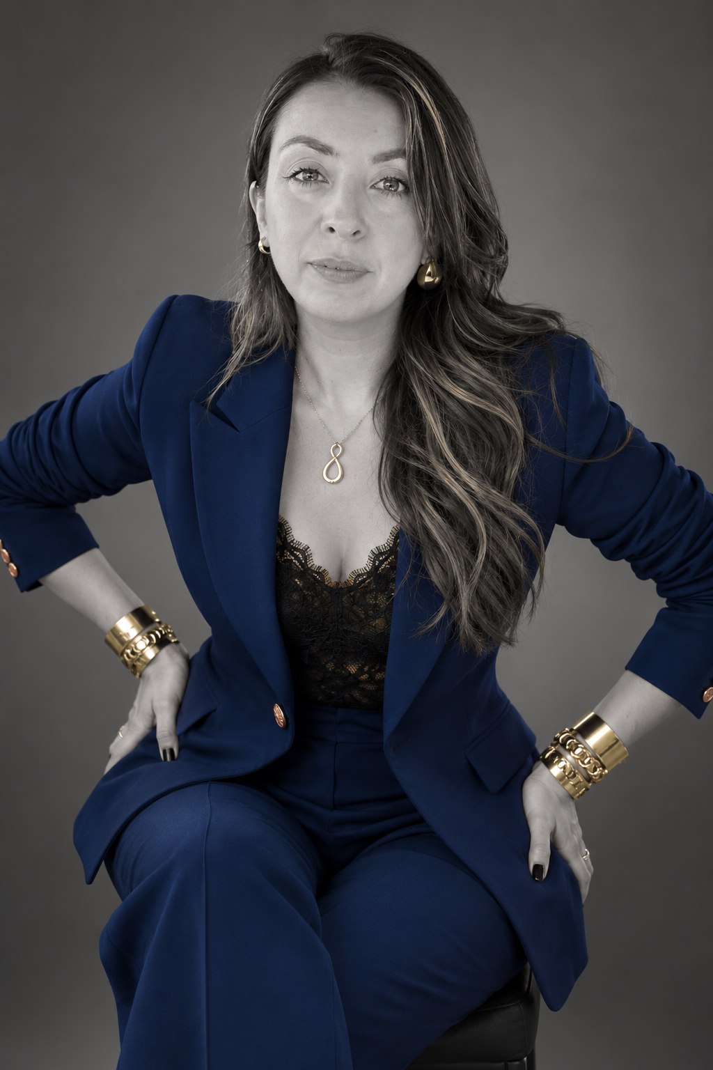 Jasy Maldonado en retrato editorial con traje azul